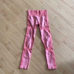 Seamless peach/coral colored leggings.